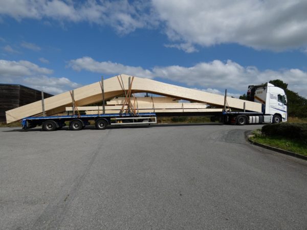 transport de poutres courbées en bois lamellé collé - fabrication de bois lamellé collé par l'entreprise DBI bois à Langon (35)